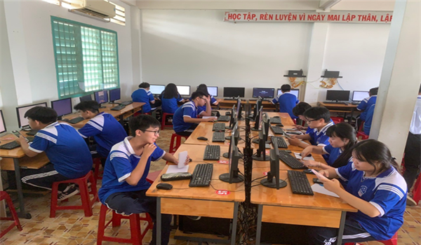 Tổ Toán trường THPT Nguyễn Trung Trực 1 thực hiện chuyển đổi số trong kiểm tra đánh giá trên máy vi tính 